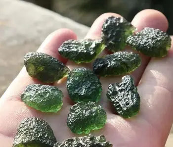 7-9g Tasuta kohaletoimetamine Loomulik Moldavite Loomulik tšehhi meteoriit Ripatsid kuuluvad töötlemata kivi crystal Energy kivi juhuslik toimetaja