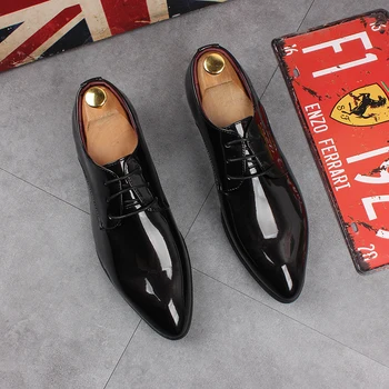 Briti disainer stiili meeste casual pulmad banketi kanda lakknahast kingad härrasmees isiksuse kinga pits-up oxford tossud